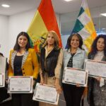 El presidente Luis Arce entrega 76 viviendas en Sucre para combatir el déficit habitacional en Bolivia.